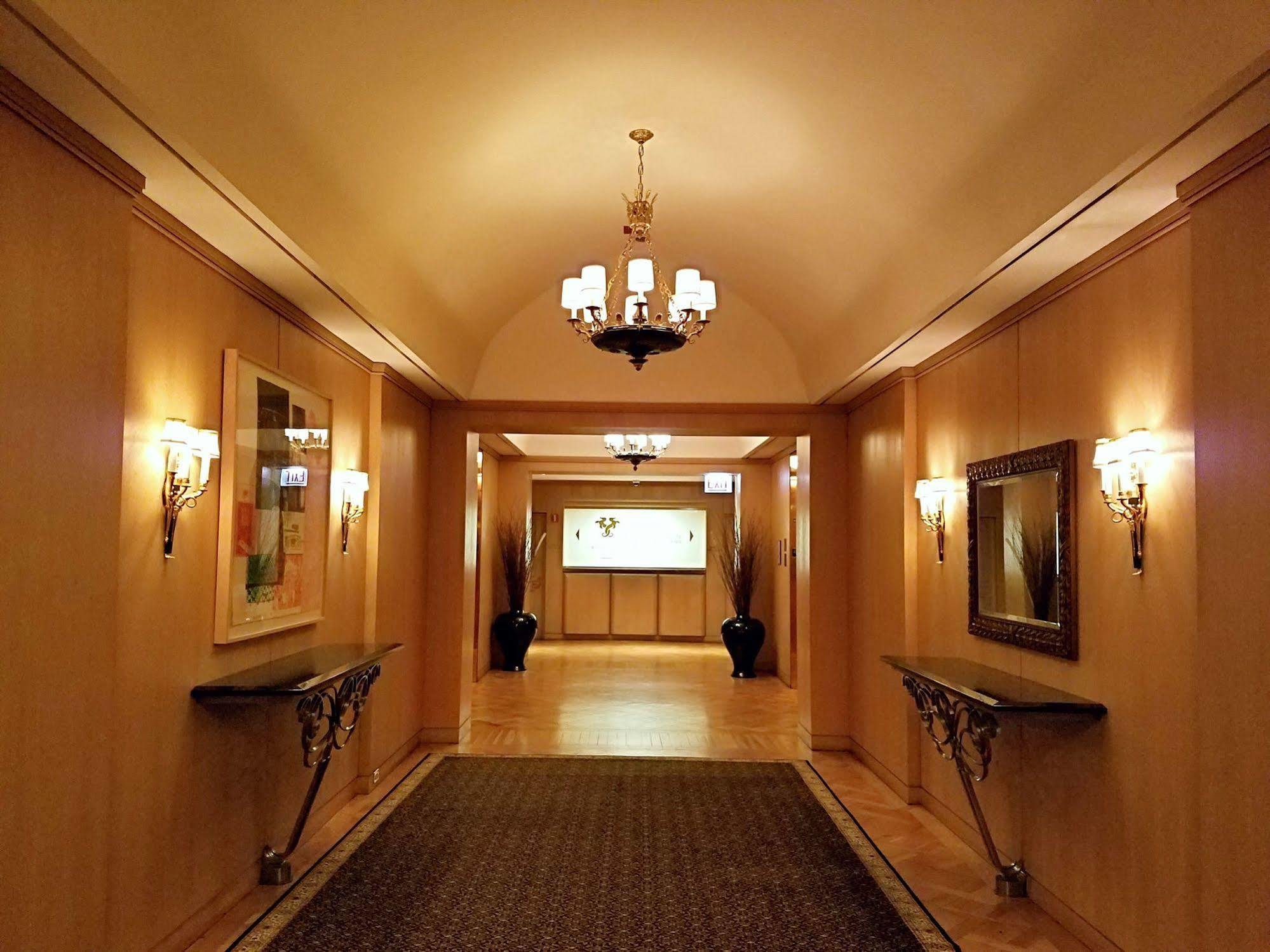 The Buckingham Hotel Chicago Exterior photo
